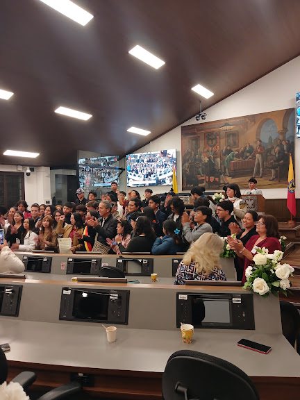 Cabildantes celebran en el recinto del Concejo de Bogotá