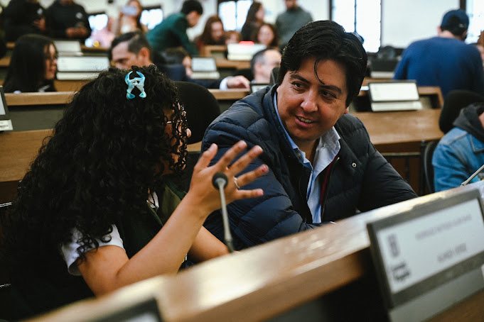 Diálogo entre una cabildante y un concejal en el recinto