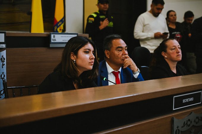 Mesa de la Secretaría durante la sesión